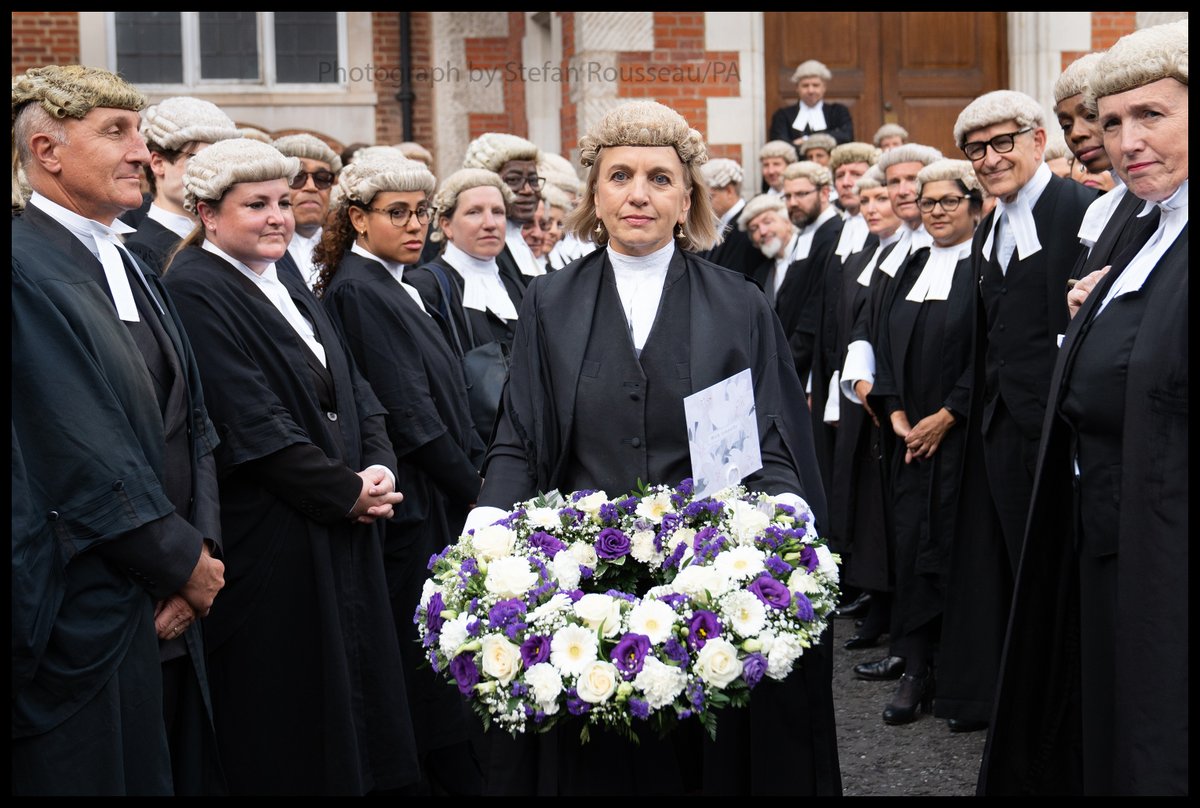 Photo du Jour: King’s Counsel barristers dressed in robes and court mourning attire process from the Old Bailey to Gray's Inn Chapel in London to lay a wreath marking  the death of the Queen. By Stefan Rousseau/PA