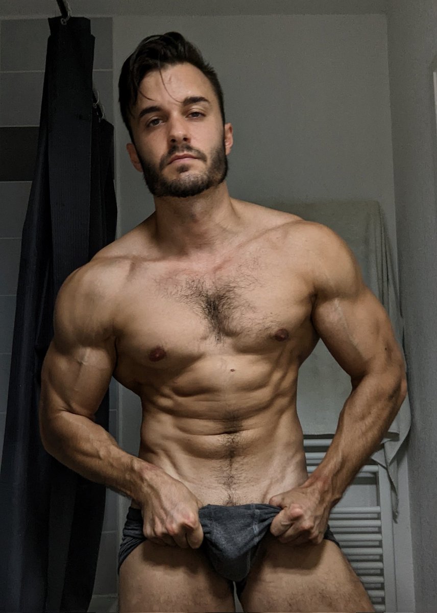 Looking better, feeling better 🔥
--
onlyfans.com/leobane 👀😈