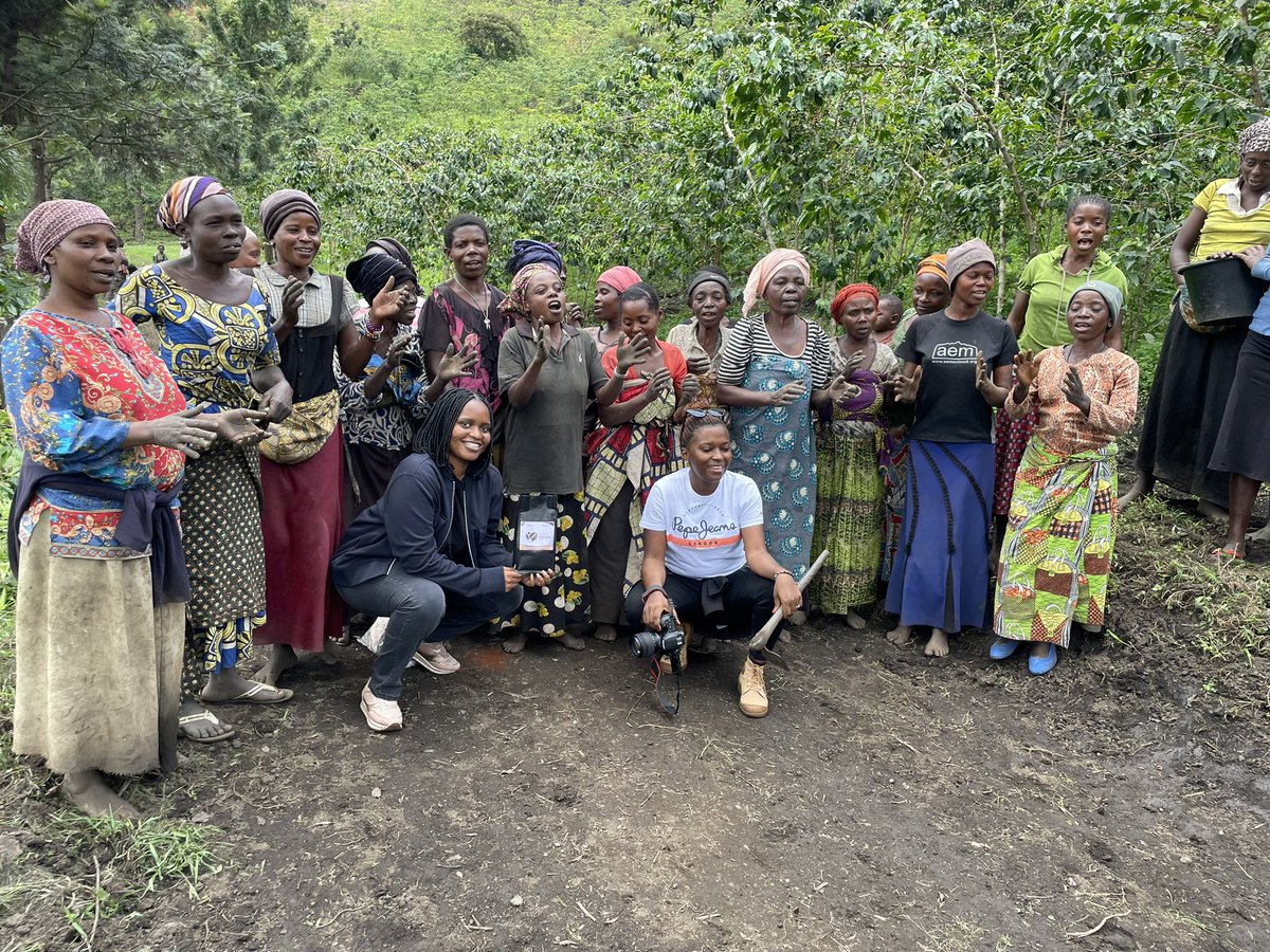 EstherBishweka's tweet photo. J'ai passé une excellente journée aujourd'hui à la plantation de café de Nyangoma (Sud-Kivu) Je suis allée remercier les femmes qui travaillent dans cette plantation car grâce à elles, les clients @KivuEat ont l'un des meilleurs cafés de la région. (1/4)@Ensapu1 https://t.co/ZyhMzCp4qR
