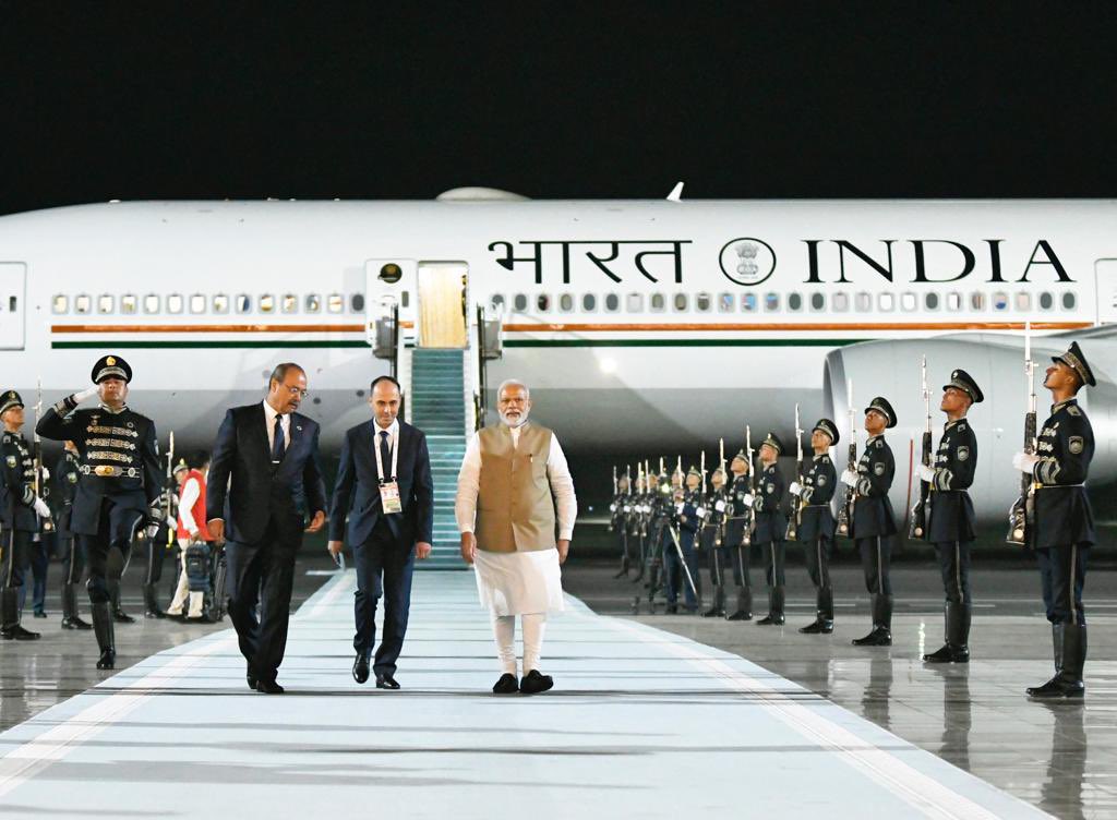 MEAIndia's tweet photo. PM @narendramodi arrives in the historic city of Samarkand for the SCO Summit. 

Welcomed at the airport by Uzbek PM Abdulla Aripov, Ministers, Governor of Samarkand region and senior officials. https://t.co/eTqyYM4iur