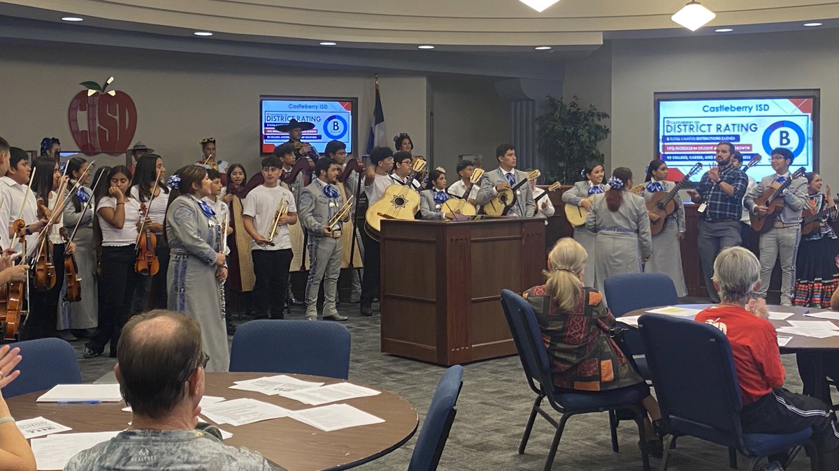Even the Castleberry Retired School Employees enjoyed a performance by the Mariachi and Ballet Folklorico programs today in honor of #HispanicHeritageMonth! #castleberryisd #CISDfinearts #chs_lions #immslions
