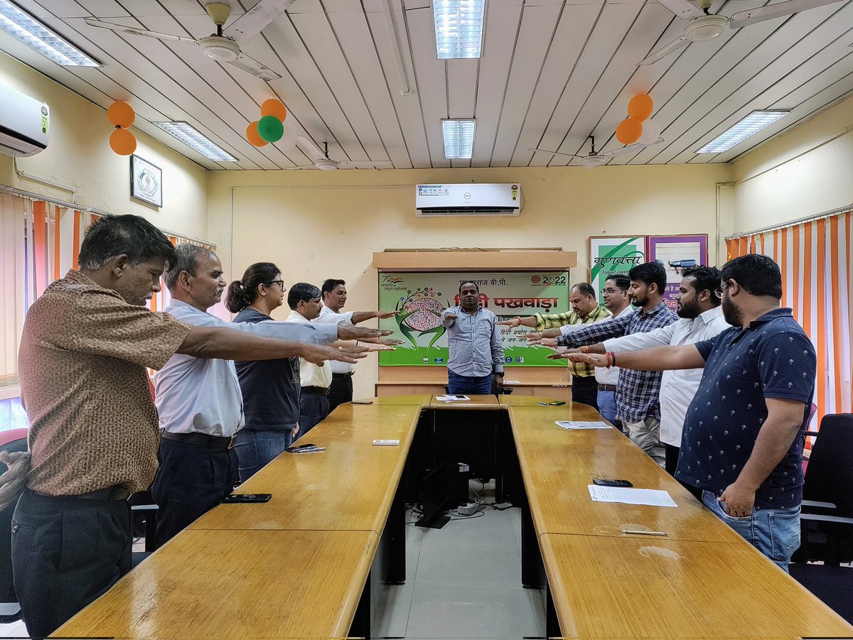 IndaneBp's tweet photo. उत्तर प्रदेश राज्य कार्यालय-I @IOCL_UP के अधीनस्थ प्रयागराज एलपीजी बीपी में श्री संजीव कक्कड़, कार्यकारी निदेशक व राज्य प्रमुख के संबोधन को पढ़कर व राजभाषा प्रतिज्ञा लेने के साथ हिंदी पखवाड़ा (14-29 सितंबर, 2022) का शुभारंभ किया गया। https://t.co/6m1rbH7CKK