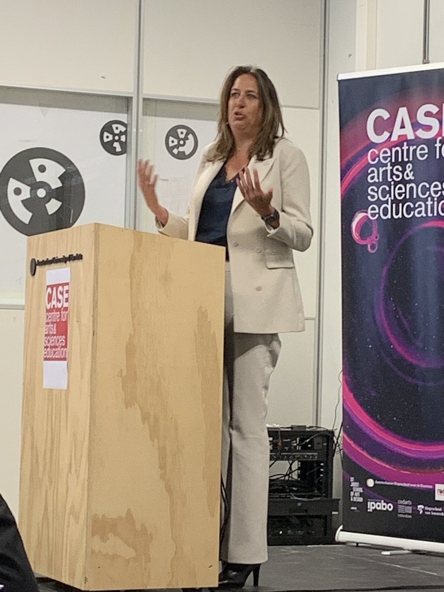 Prachtige opening van het Centre for arts &amp; sciences education. Inspirerende speeches door @bertverveld <a href="/RHDijkgraaf/">Robbert Dijkgraaf</a> en <a href="/MarjoleinMoor/">Marjolein Moorman</a>. Over armoede en ongelijkheid, kunst en wetenschap, vervagen van grenzen en een wereld van mogelijkheden als we het onbekende omarmen.