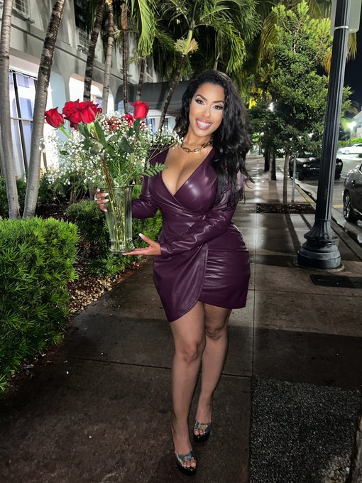 #birthday behavior 💜👸🏻 Issa whole month ting! 💟 how do ya like this #ourple dress? https://t.co/1NC0<a href="/tag/birthday"class="tags">#birthday</a><a href="/tag/ourple"class="tags"><span>#ourple</span></a>