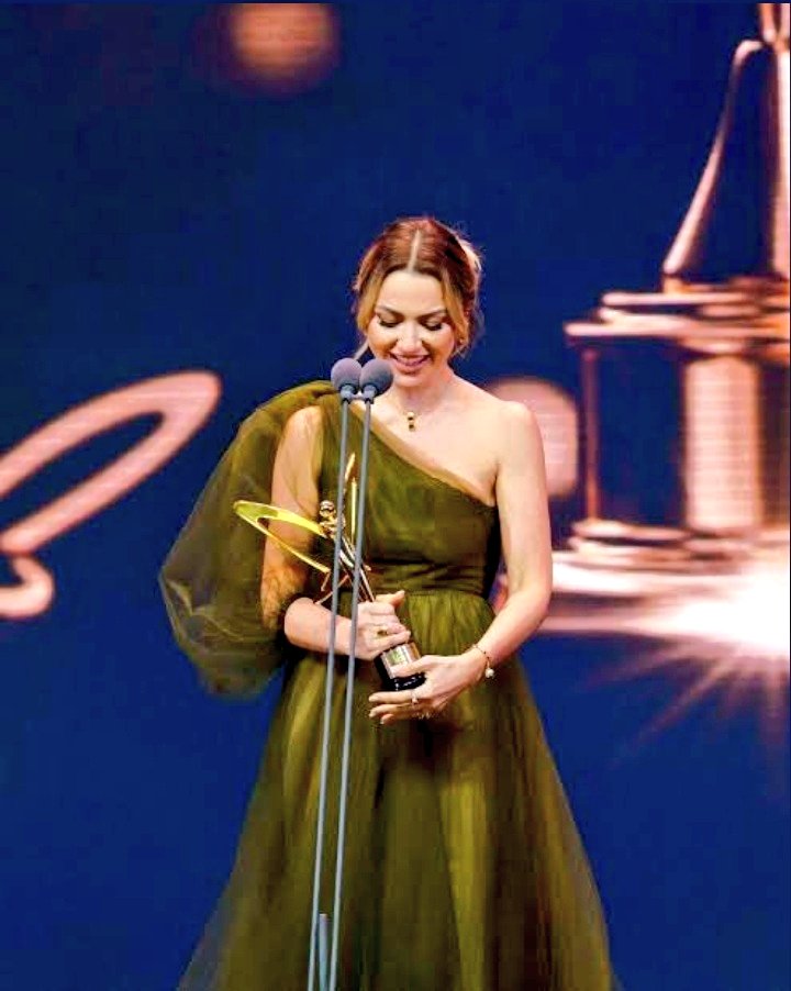 valiyeva_m's tweet photo. "Bu ödülü hayatı kısıtlanmış tüm kadınlar adına alıyorum" #Hadise bu sözü geçen sene Altın kelebek ödülünü alırken söğlemişti. #mehmetdincerler ise alkışlamıştı. Bir sene sonra hayatımı kısıtlıyor diyip boşanma davası açtı Hadise. Boğun eğmeyen kadınlara bayılıyorum🔥 #Hadise https://t.co/JtuklRXDUk