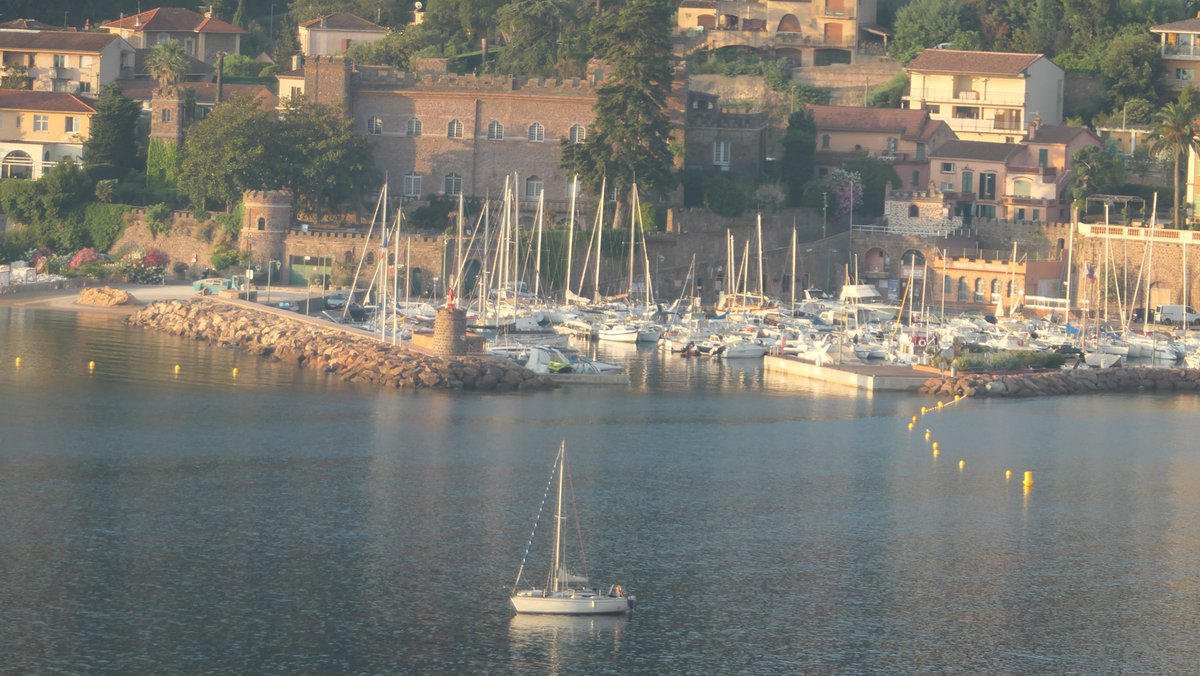 Le soleil se lève sur Théoule et son port
#CotedAzurFrance #JeudiPhoto #VisitCotedAzur #Tourisme #TheoulesurMer #TheouleTourisme #photodujour @VisitCotedazur @VilledeTheoule @OtTheoule