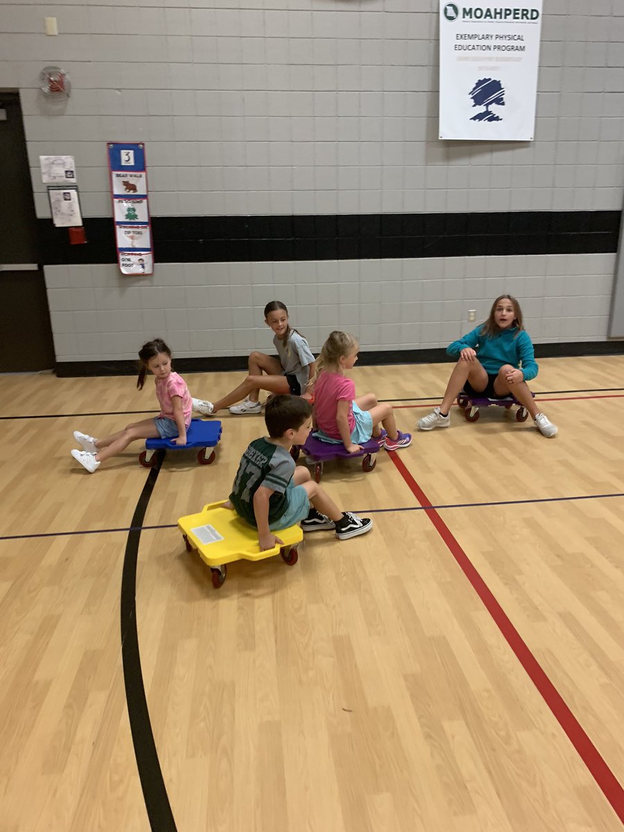 BecknerPE's tweet photo. Love having our 5th graders helping kindergarteners learn now to safely use scooters for the first time. #ridgerocks #leadingbyexample @RSDHPE @PrincipalRM https://t.co/mIPwzEGx3S