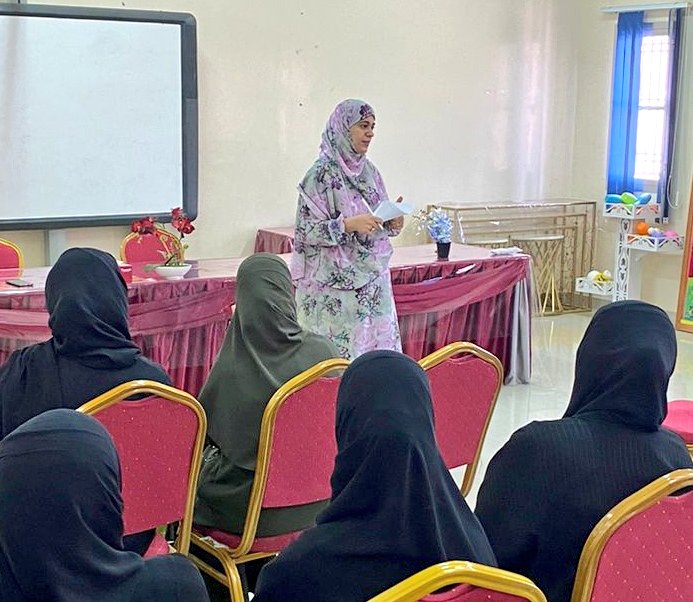 EduGovMct1604's tweet photo. وناقشت الأخصائية الاجتماعية أ.زوان الجردانية مع المجلس المواضيع المتعلقة بغياب الطلبة، الحالات المرضية وضرورة إحضار  التقارير الطبية لحالة الطالب وأيضا الجوانب المتعلقة بالنظافة الشخصية للطلبة.
#مدارسنا_مستقبل_واعد #فعاليات_تعليمية_مسقط https://t.co/eJxk2Ms5hL