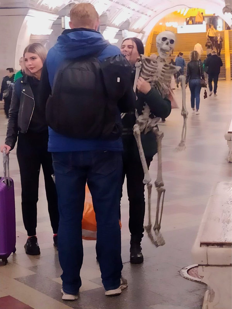 человек фламинго в московском метро