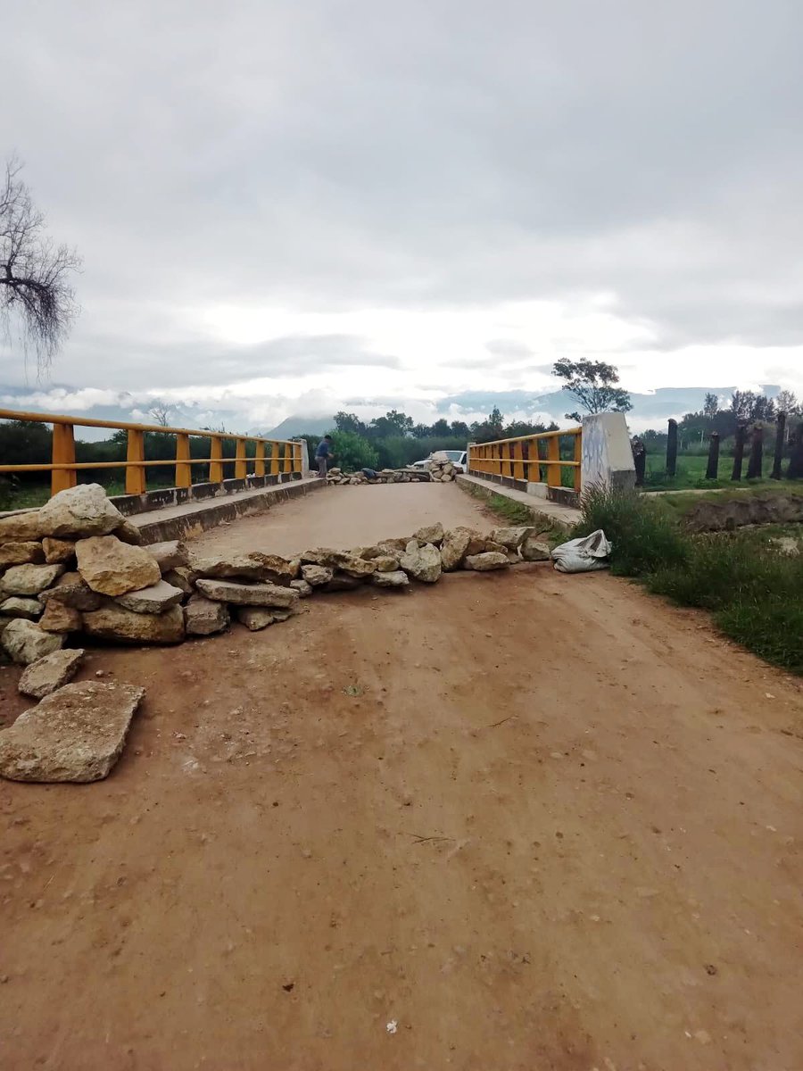 HeliodoroMorga's tweet photo. Para garantizar la seguridad de las y los tlacolulenses, instruí cerrar el acceso vehicular por el Puente Alférez. 

La vía alterna es el Puente de Av. Ferrocarril, sólo está permitido el tránsito de unidades ligeras. 

Circulen con precaución ⚠️ https://t.co/8qVlU8H3ub