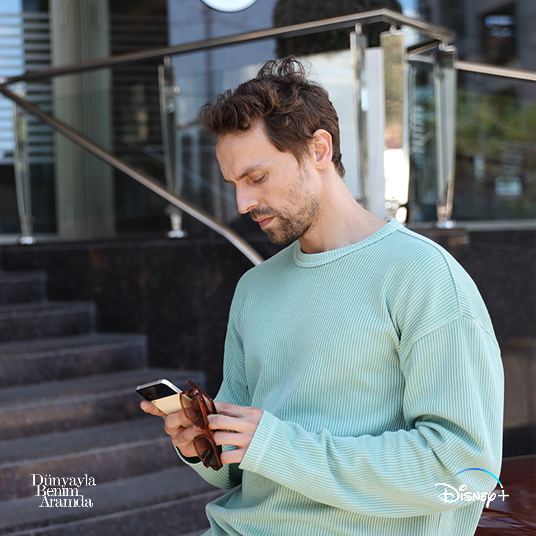 Dünyayla kamera arkası arasında. 🎞️
Orijinal dizi #DünyaylaBenimAramda ilk iki bölümüyle şimdi Disney+'ta.