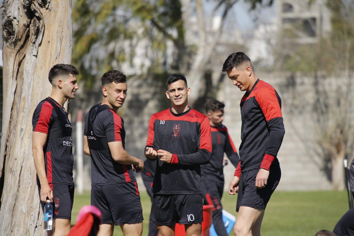 CAHuracan's tweet photo. #Huracán 🎈¡Vamos que esto sigue! 😎

🔜 Enfocados en el próximo objetivo, siempre unidos. https://t.co/FvlDr3GwfQ