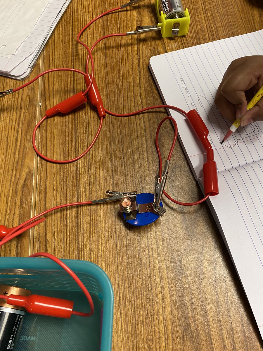 We can conduct electrical energy to light up our bulb! <a href="/twehowl/">Tom Wilson Elementary</a> Some of our lightbulbs were SUPER bright…just like our SUPER SCIENTISTS! 💡