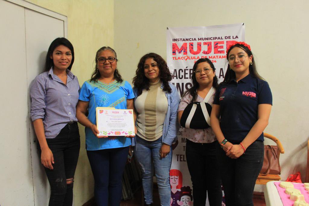 HeliodoroMorga's tweet photo. Mis felicitaciones a las mujeres que hoy participaron en el taller de elaboración de jabón y talco. 

Estas actividades tienen como objetivo fortalecer sus ingresos, para que tengan independencia, libertad y empoderamiento económico 💜🙌🏼 https://t.co/r0tZfAot36