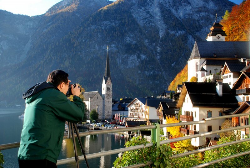 VisitHallstatt's tweet photo. Danger. Roadblock due to construction work at the #fotopoint in #Hallstatt - Further information on https://t.co/nzys1yGAvx #Salzkammergut #VisitHallstatt https://t.co/Pwt91hU2cw