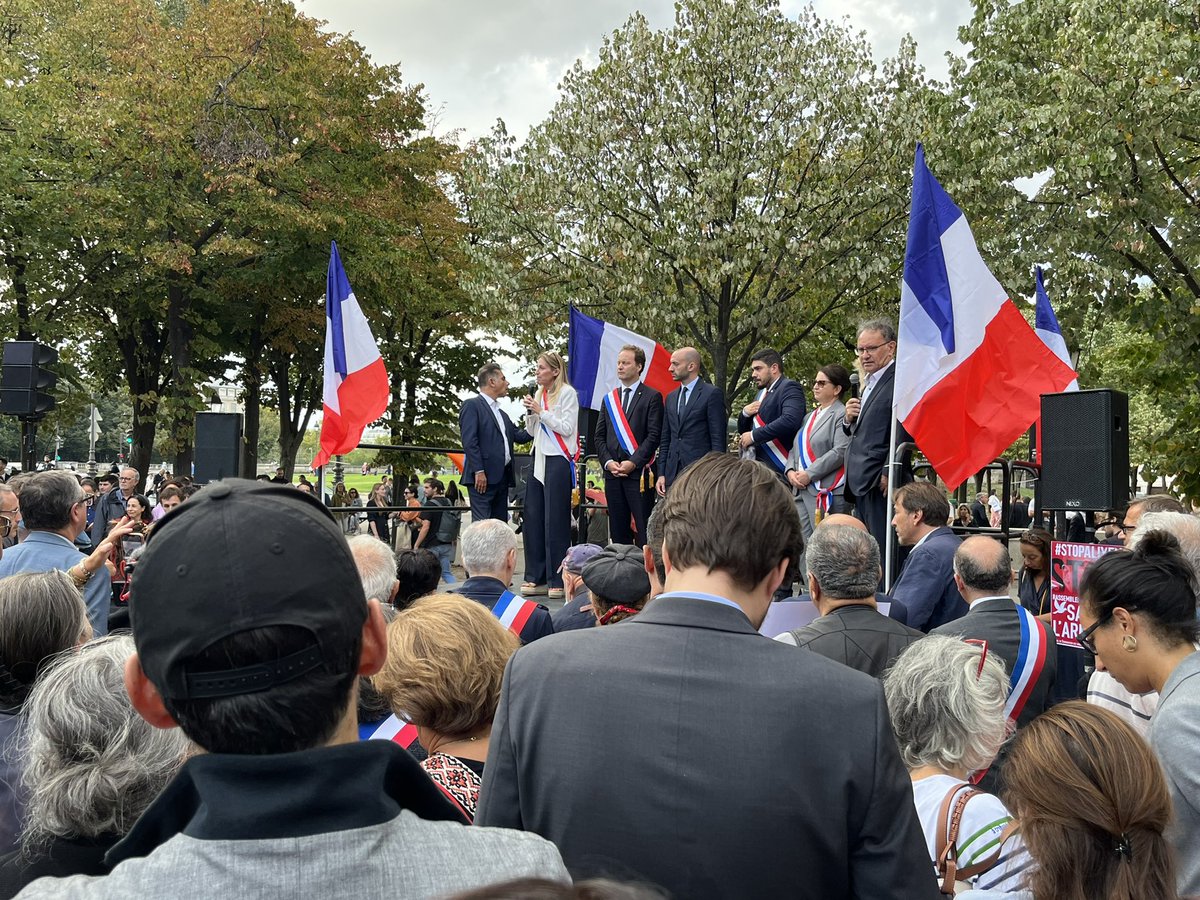Manifestation place des invalides à Paris contre l’agression de l’#Arménie par l’#Azerbaidjan.
