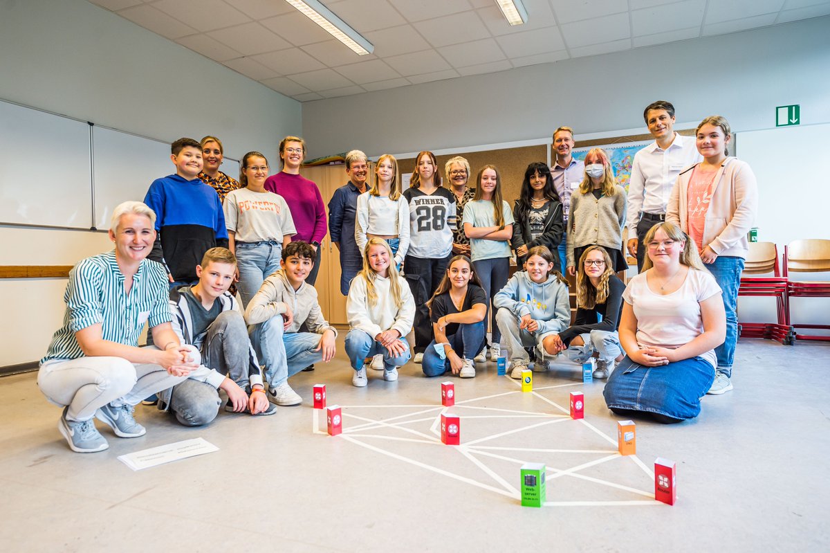 Bildung_SH's tweet photo. Startschuss für #IT2School an der Elisabeth-Selbert-Gemeinschaftsschule in Bad Schwartau. Das IT-Bildungsprojekt @WissensfabrikDE bereitet Kinder und Jugendliche darauf vor, die digitale Welt selbst mitzugestalten. @_IQSH #MINT Foto©️Olaf Malzahn
➡️https://t.co/97FVz6WxD5 https://t.co/PAucyNhIzQ