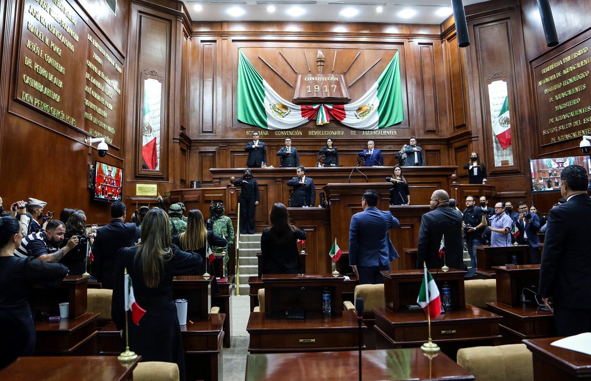 El secretario general de Gobierno, Enrique Moran Faz, asistió a la Sesión Solemne de apertura del Primer Periodo Ordinario de sesiones correspondiente al segundo año de ejercicio constitucional de la LXV Legislatura del Estado.

#CumplidoAl100