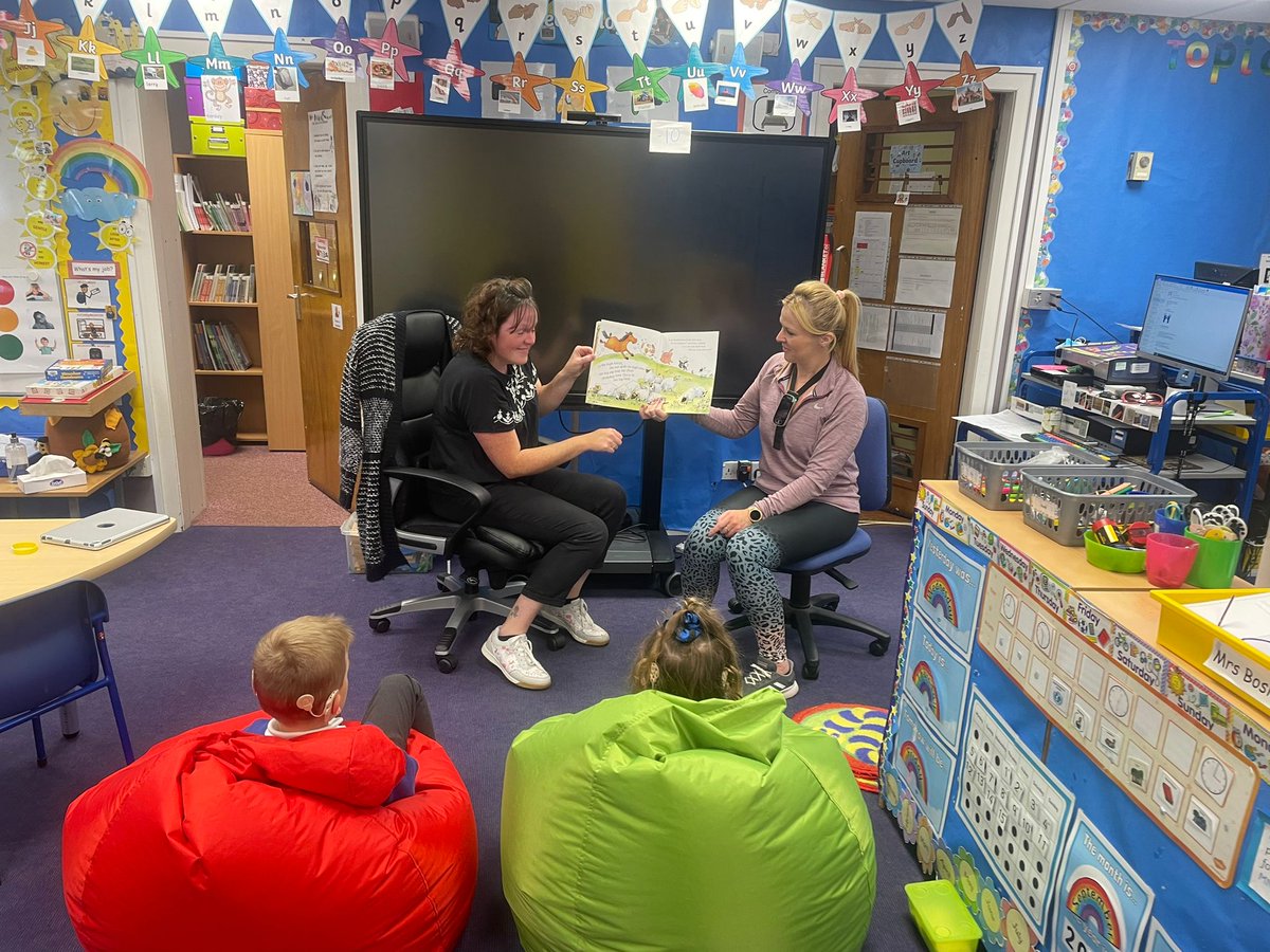 WindsorParkFalk's tweet photo. Thank you Sally for signing a story to P1/2 today. ๐ Sally is a former parent and very good friend to Windsor Park. We are delighted that she has agreed to volunteer with us. #PositiveDeafRoleModel https://t.co/NVUXuKHKjF