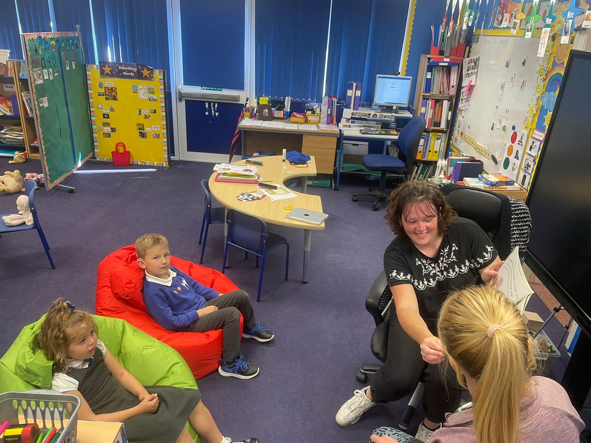 WindsorParkFalk's tweet photo. Thank you Sally for signing a story to P1/2 today. ๐ Sally is a former parent and very good friend to Windsor Park. We are delighted that she has agreed to volunteer with us. #PositiveDeafRoleModel https://t.co/NVUXuKHKjF