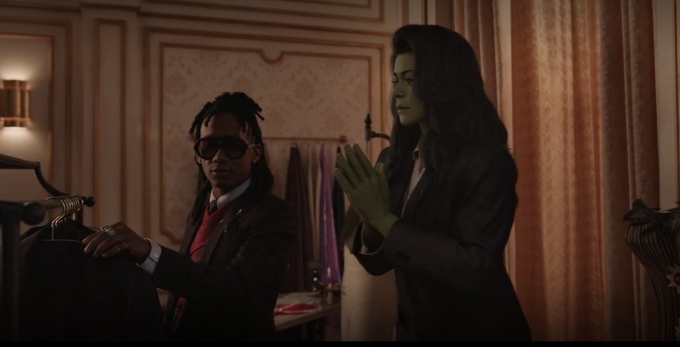 Mundo_HulkBR's tweet photo. - Sua amiga Nikki descobre um estilista que faz roupas para super-heroi e ela encomenda uma pra Jen. No final do episódio enquanto Jen experimenta as roupas, vemos que nada mais nada menos que Matt Murdock também encomendou seu traje no mesmo lugar. Ele está chegando... https://t.co/eWSlFc55WQ