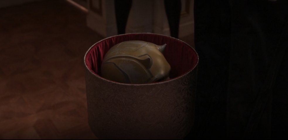 Mundo_HulkBR's tweet photo. - Sua amiga Nikki descobre um estilista que faz roupas para super-heroi e ela encomenda uma pra Jen. No final do episódio enquanto Jen experimenta as roupas, vemos que nada mais nada menos que Matt Murdock também encomendou seu traje no mesmo lugar. Ele está chegando... https://t.co/eWSlFc55WQ