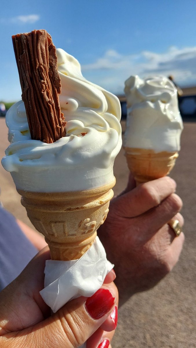 😋 ice cream with @Tony_Ginger on #StAnnesBeach 🌞 ⛱️