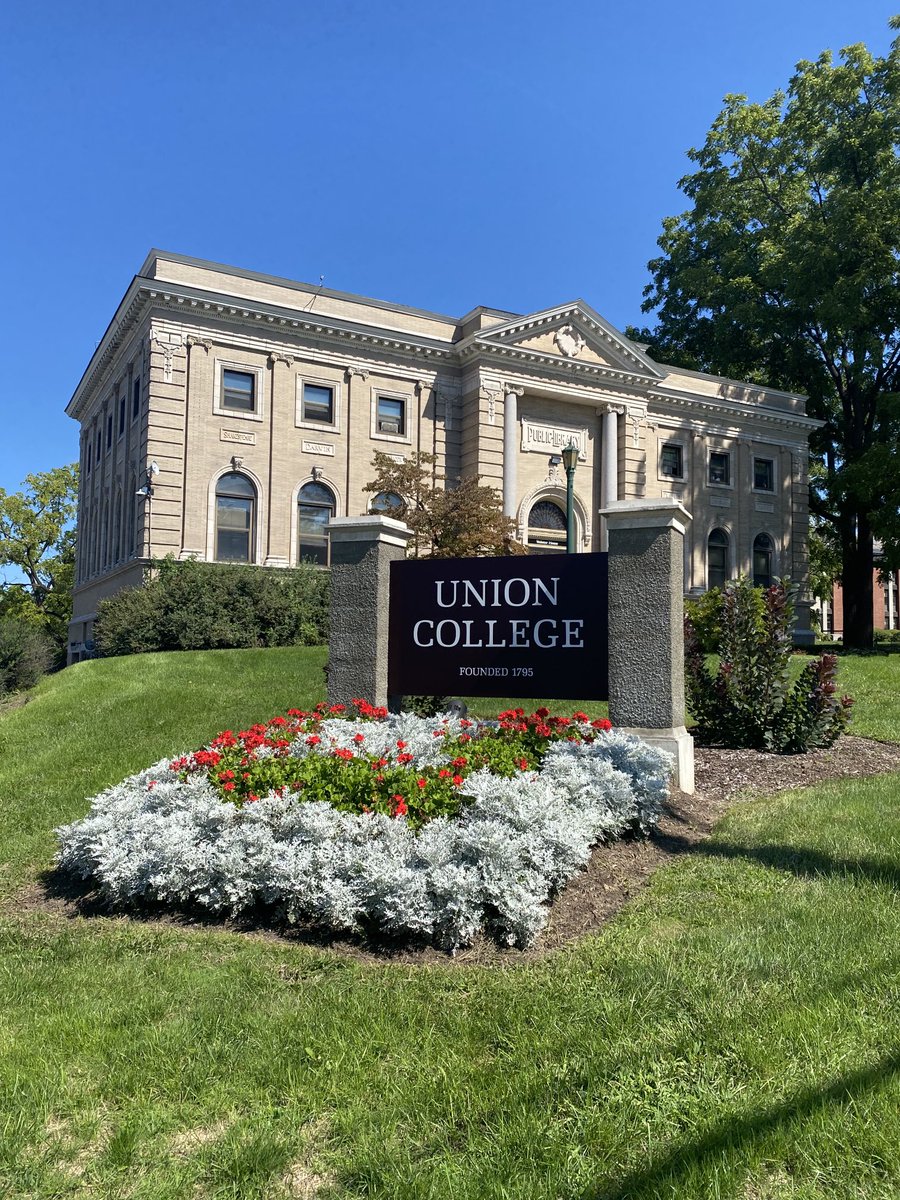 newsland333's tweet photo. Days like today are one of the many reasons I love being ⁦@UnionCollege⁩ and in upstate New York. 

Picture book weather (sunny, mid-60s), beautiful campus, rewarding work, #luckyguy #PowerOfUnion https://t.co/YqA9bsIYXl
