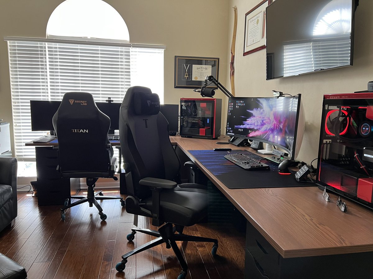 thesymo's tweet photo. #secretlab Woohoo!! Favorite Chairs! https://t.co/nlXEnLJwxj