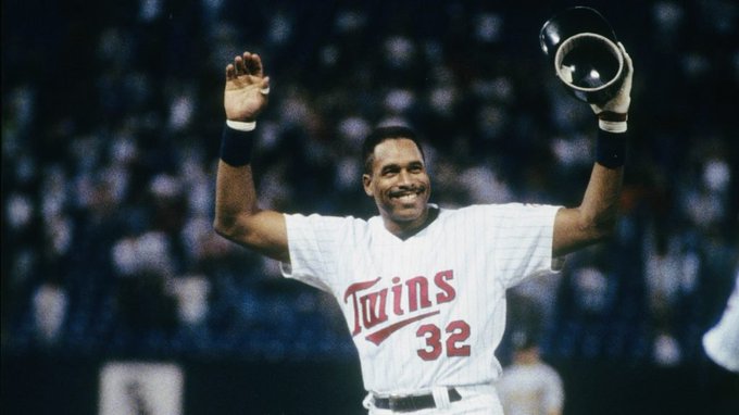 baseballinpix's tweet photo. Dave Winfield acknowledges the crowd after getting his 3000th hit, September, 16, 1993. https://t.co/g2NXTEdr0s