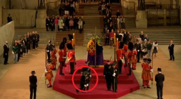 Mattedefy06's tweet photo. A royal guard watching over Queen Elizabeth's coffin suddenly fainted during the first night of the late monarch's casket's stay in the Westminster Hall funeral chamber. The scene was captured on video broadcasting live coverage of the event, which then stopped without warning. https://t.co/h6m6zDIN56