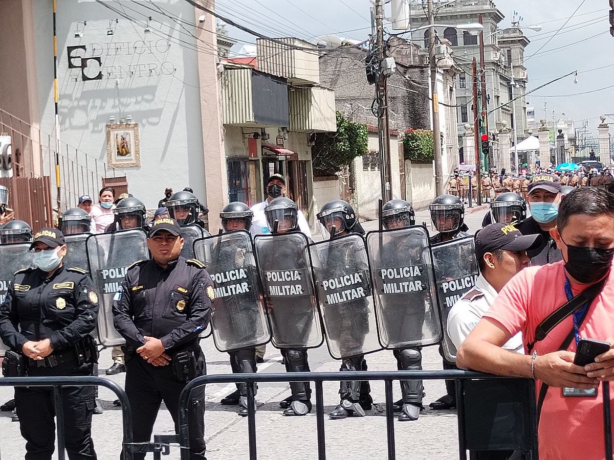 PrensaComunitar's tweet photo. #AlertaUsac 🔴 Ejército bloquea el paso a la movilización universitaria que está sobre la 8ª avenida y 7ª calle. Estudiantes de distintas facultades y escuelas de la USAC alertan sobre su presencia, ya que no es su atribución la seguridad ciudadana. 

📷 Simón Antonio https://t.co/4qbmYrGmXd