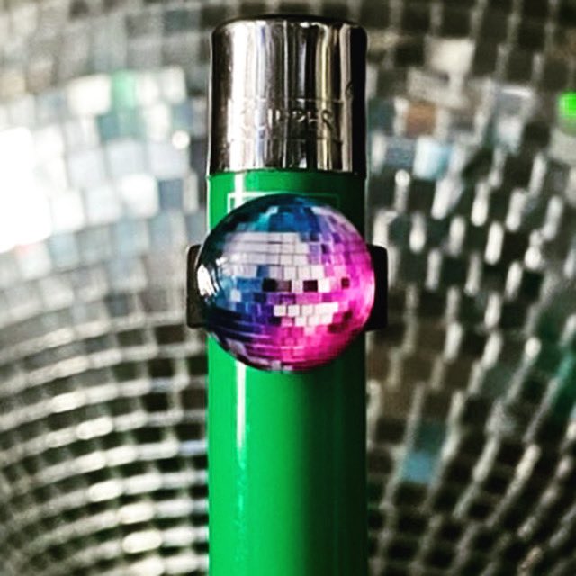 twistedfootllc's tweet photo. Saturday night fever, every day of the week 🤩
#lightercharms #magnetic #bowlsnuffers from #twistedfoot #snuffyourstuff #expressyourself #loseyourlighterless
📸: @ambassador_chad 🔥
https://t.co/N8UTLqJQta https://t.co/ieotYR8acV