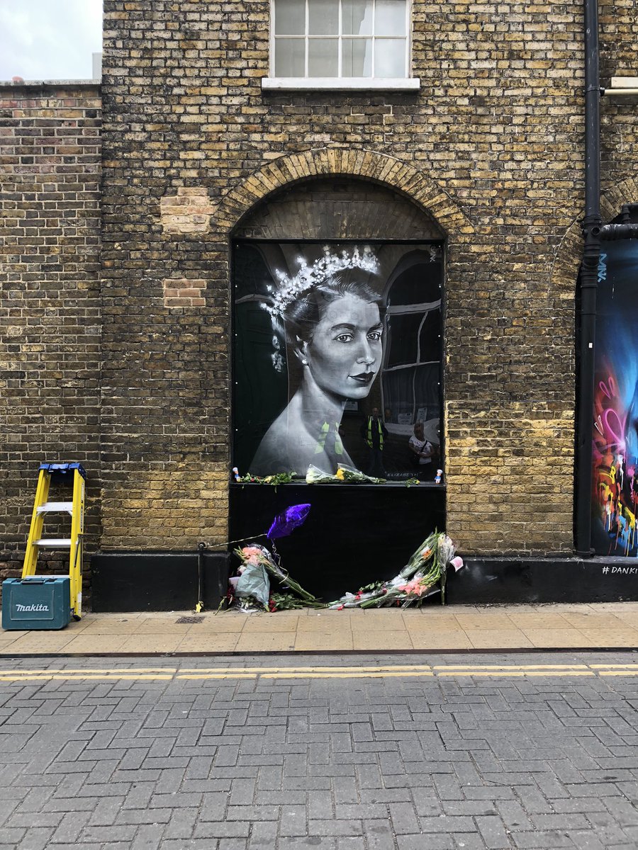 norm136's tweet image. #QueueForTheQueen #QueenElizabeth #QueenElizabethIIMemorial #bbc #skynews come and visit, local artist painted this! Rochford Square Essex