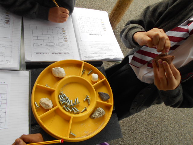 WokinghamKnight's tweet photo. YEAR 3 SCIENCE:  Today our very excited rock detectives conducted experiments on rocks to test their hardness, density, permeability.  The acid test proved that there was some organic matter in some of the rocks. https://t.co/Y0vJHeylUd