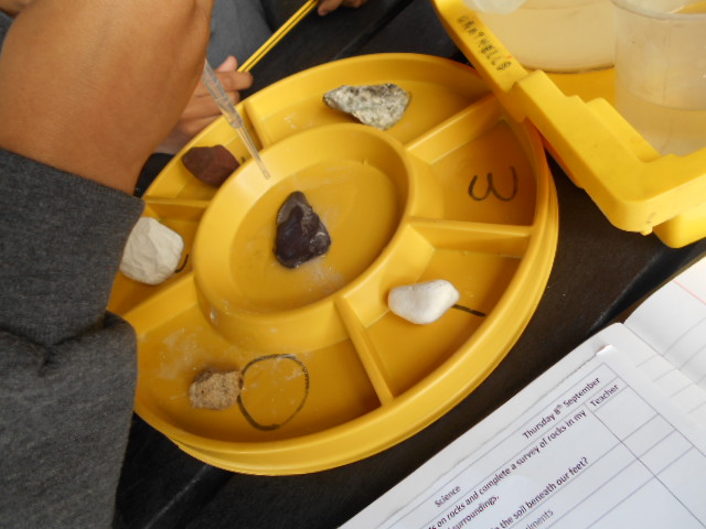WokinghamKnight's tweet photo. YEAR 3 SCIENCE:  Today our very excited rock detectives conducted experiments on rocks to test their hardness, density, permeability.  The acid test proved that there was some organic matter in some of the rocks. https://t.co/Y0vJHeylUd