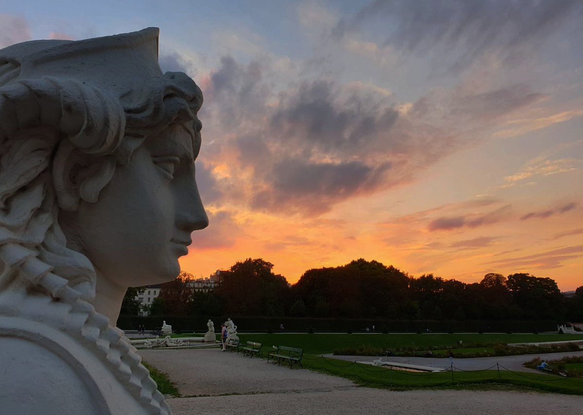 TheLittleVienna's tweet photo. I see fire 🔥🔥🔥 | #Wien #Vienna #statue #sunset #architecture #sphynx #mythology https://t.co/ca24WwobBM