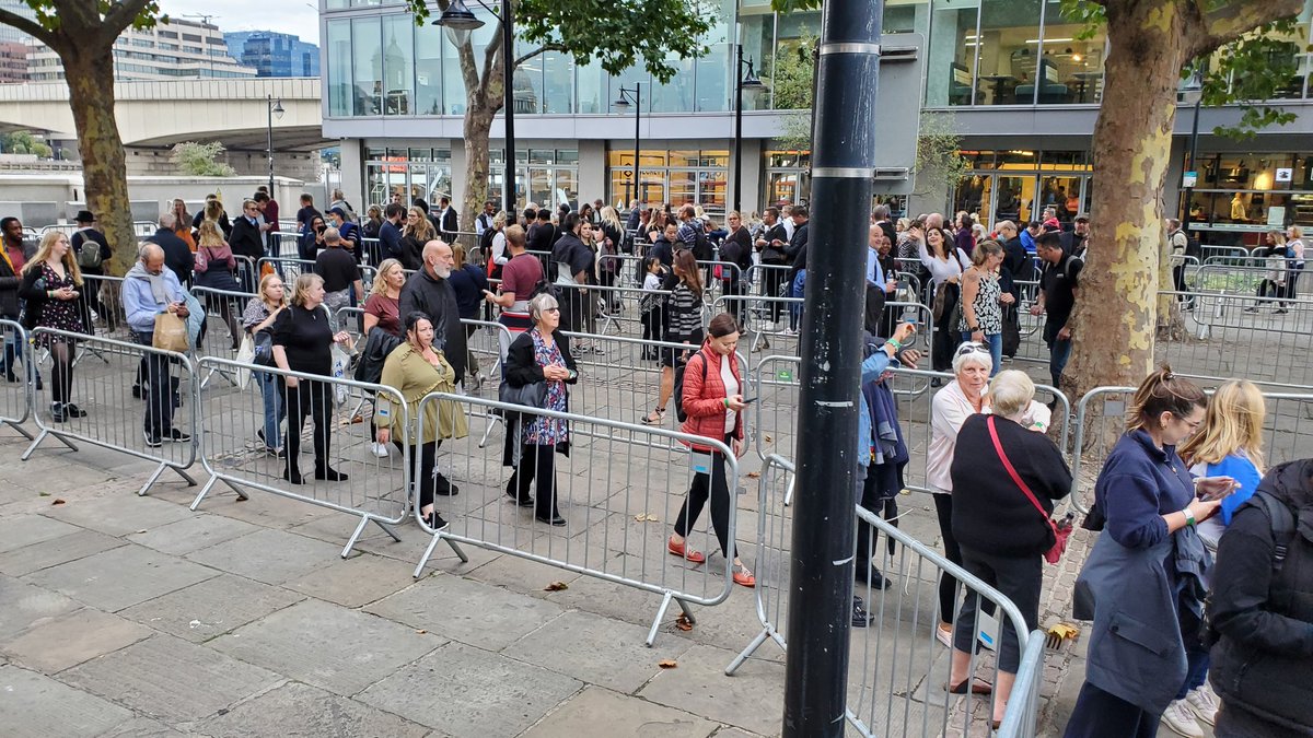 nick_mcavaney's tweet photo. Additional lying in state queue expanding measures are being introduced along the route now in anticipation of extra numbers over the weekend, such as this zig zag opposite Southwark Cathedral #lyinginstate #QueenElizabethII https://t.co/vN7d4wSIpv