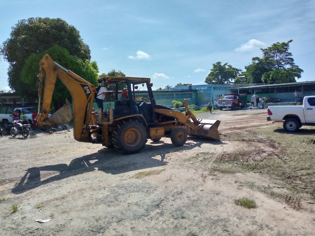 SoyClapSP's tweet photo. Activos en jornada de limpieza voluntaria en el instalaciones del liceo Monseñor Salvador Montes de Oca, activos poder popular instituciones del estado y alcaldía del municipio Simón Planas con su alcalde Angel Prado #SoyComunicadorClap @CLAPLaraOficia1 @Clap_Nacional @dcabellor https://t.co/0VItFt1tZf