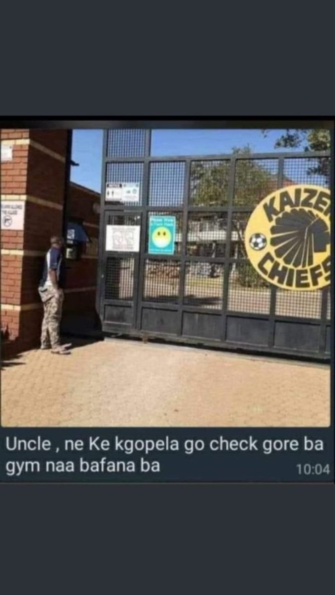 MaphiweTom's tweet photo. @ThabisoRapulen2 @KaizerChiefs Please watch Maart carefully. He runs all over like an under 11 kid. I don't get his role in the team. I stand to be corrected. We need Mshini’s creativity. https://t.co/HY99JCrEir