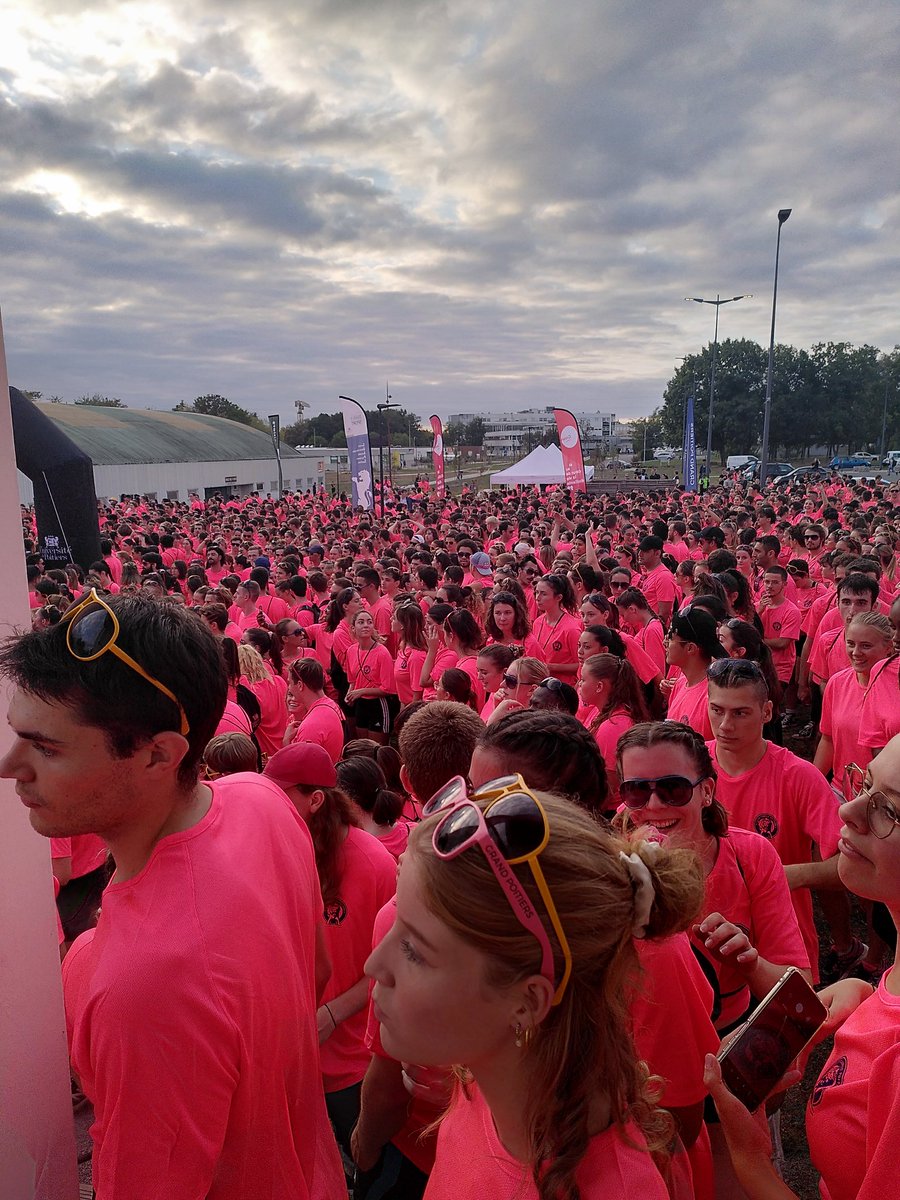 OlivierTimon's tweet photo. Trop de rose j'ai est mal au yeux 👀
#colorcampus @SUAPSPoitiers @UnivPoitiers https://t.co/vymDxviRSY
