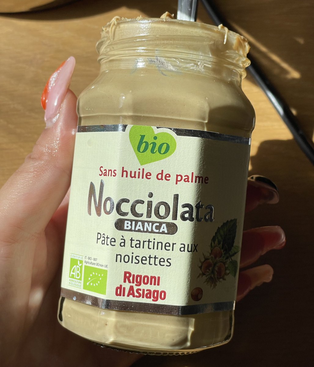 ImperatriceWu's tweet photo. vous voyez l’intérieur du kinder bueno? je jure c’est le même goût, je le mange à la cuillère https://t.co/OdZMMxV6ly