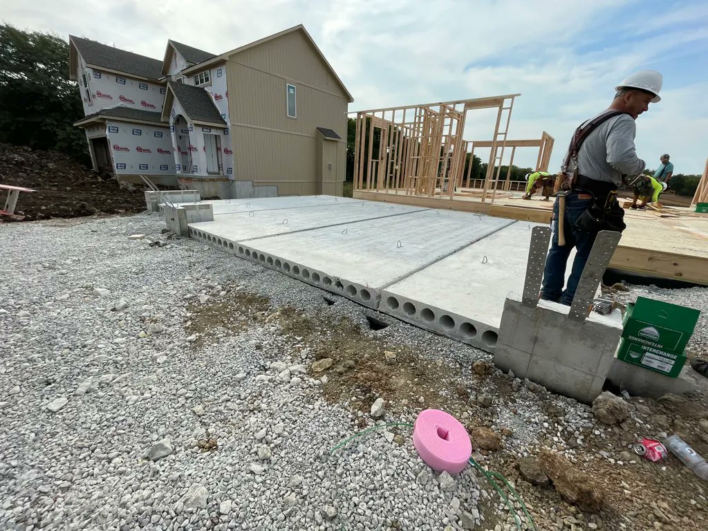 RoeserHomes's tweet photo. Our team is busy out in Wilshire Hills today! 🛠️ Check out this concrete install for the suspended garage of our Roanoke in Lot 37. To learn more about our homes in Wilshire Hills, check out our website https://t.co/hYv3LMF1lb! https://t.co/O5Dk1g5U5y