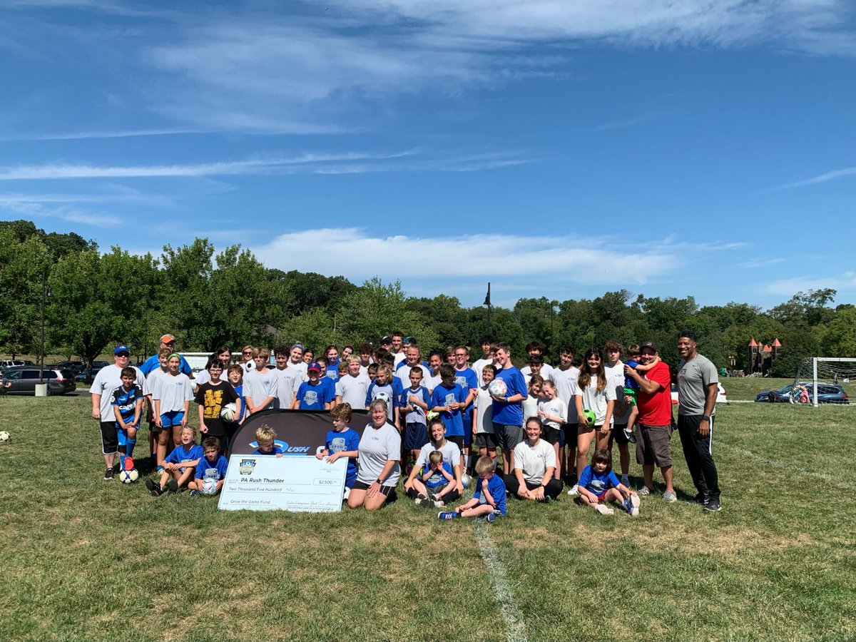 PA Rush Thunder accepting their Grow the Game grant check with a lot of smiling faces around!! Congratulations! ⬇️👏😀