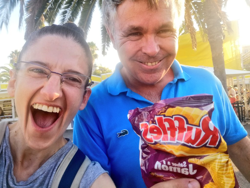 MAlbercocs's tweet photo. El tinc a ELL i a les Ruffles sabor jamón. No em falta res. https://t.co/KWvLrDv5gQ