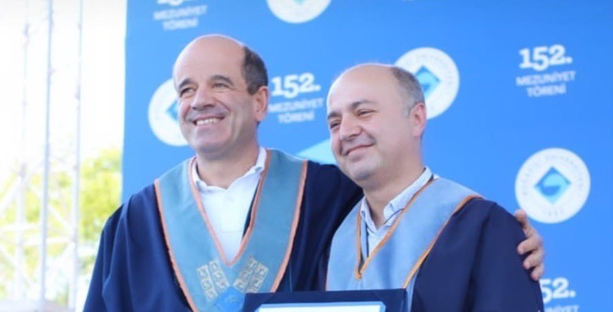 say_cem's tweet photo. Tuna Hoca öğrencilerin belirlediği Öğretimde Üstün Başarı ödülünü dekanımızdan alırken. Bu iki hocaya da dayanamadılar. YÖK görevini savsakladığı için bir yılı aşkındır fakültemiz dekansız. Tuna da "görevini yapma suçu"ndan açığa alındı. Boğaziçi yaşayacak
#TunaTuğcuÜniversitedir https://t.co/Og4OuAZNeH