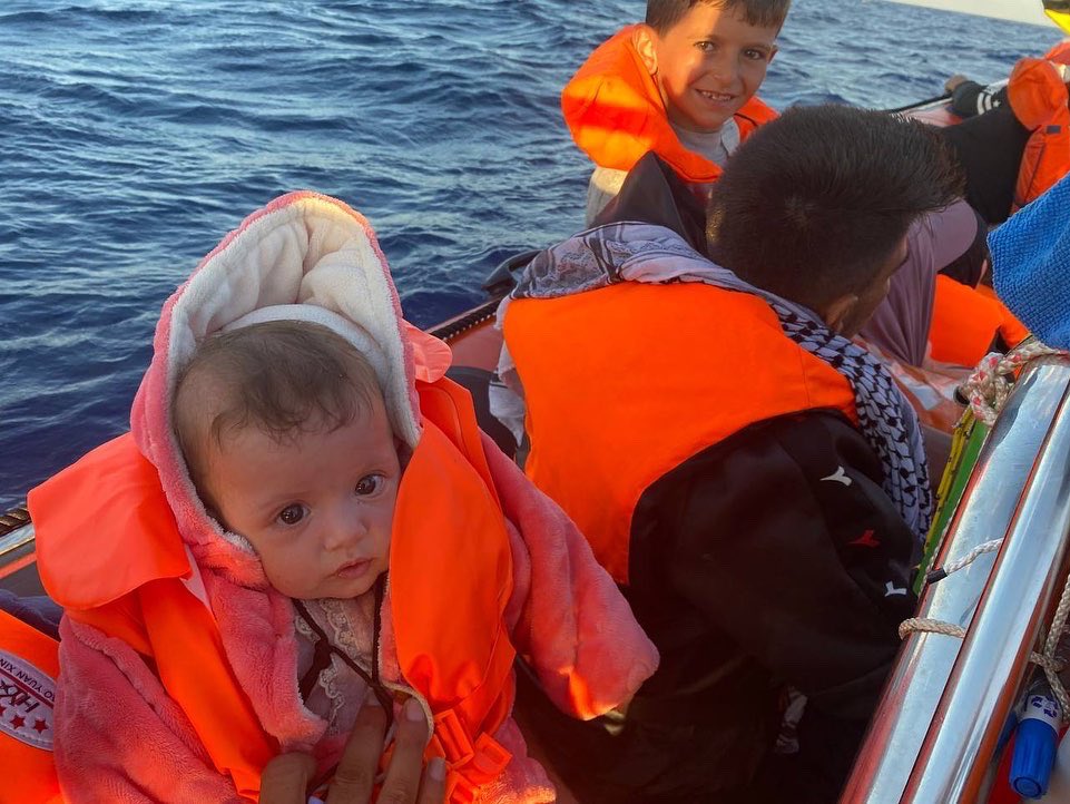 ¿Jugamos? 
Así debería ser la vida de un niño.  
Hoy, supervivientes del mar más cruel, han vuelto a nacer a bordo de un barco cargado de humanidad y fletado por miles de personas desde tierra, que les ha puesto a salvo y devuelto la dignidad. 
#OpenArmsUno 
#CadaVidaCuenta