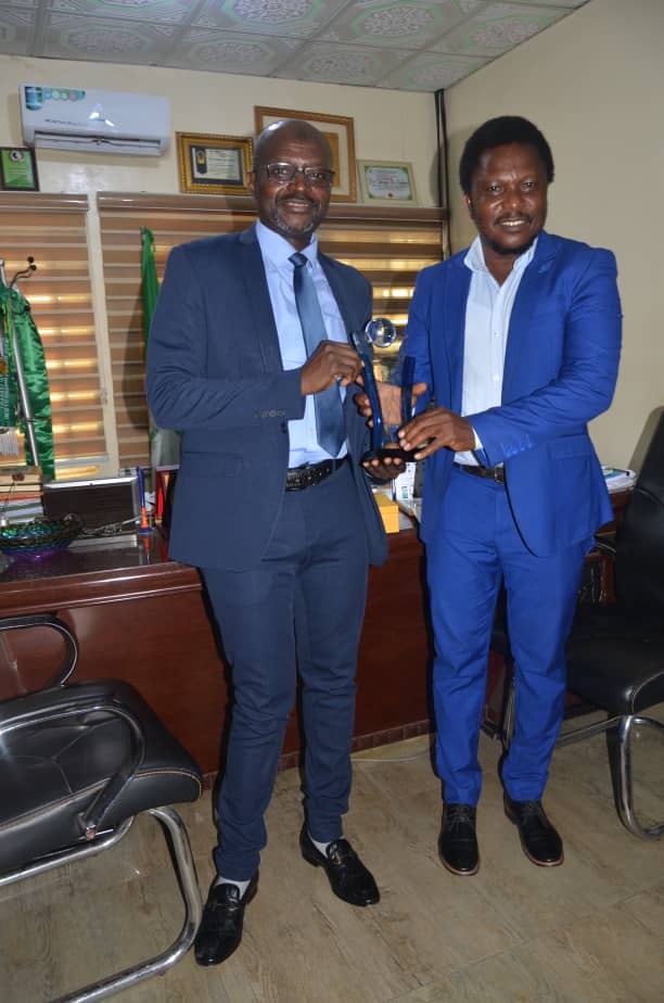 fmckeffi's tweet photo. PSN, NSARAWA CHAPTER CONFFERS PHARMS MOST FRIENDLY MD'S AWARD ON DR ADAMU https://t.co/ZxpLYWzERH https://t.co/i2Ae7axKp1