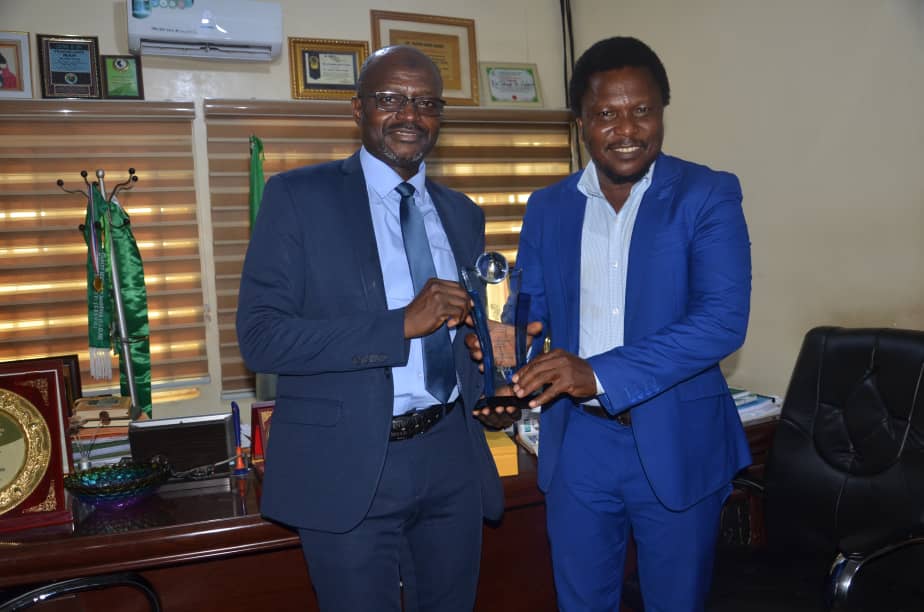 fmckeffi's tweet photo. PSN, NSARAWA CHAPTER CONFFERS PHARMS MOST FRIENDLY MD'S AWARD ON DR ADAMU https://t.co/ZxpLYWzERH https://t.co/i2Ae7axKp1