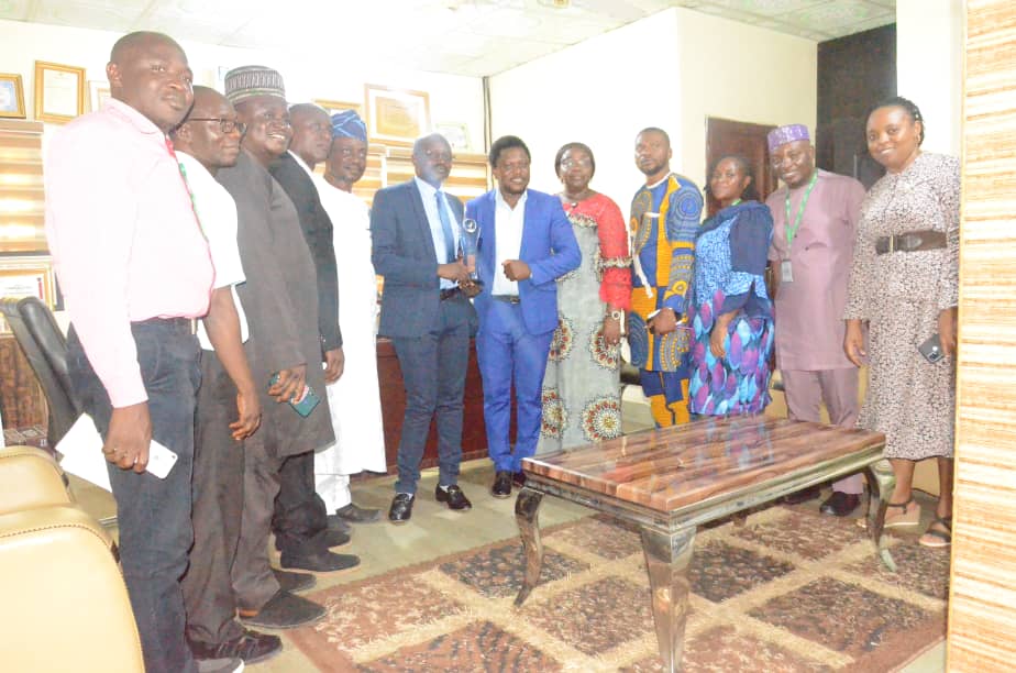 fmckeffi's tweet photo. PSN, NSARAWA CHAPTER CONFFERS PHARMS MOST FRIENDLY MD'S AWARD ON DR ADAMU https://t.co/ZxpLYWzERH https://t.co/i2Ae7axKp1